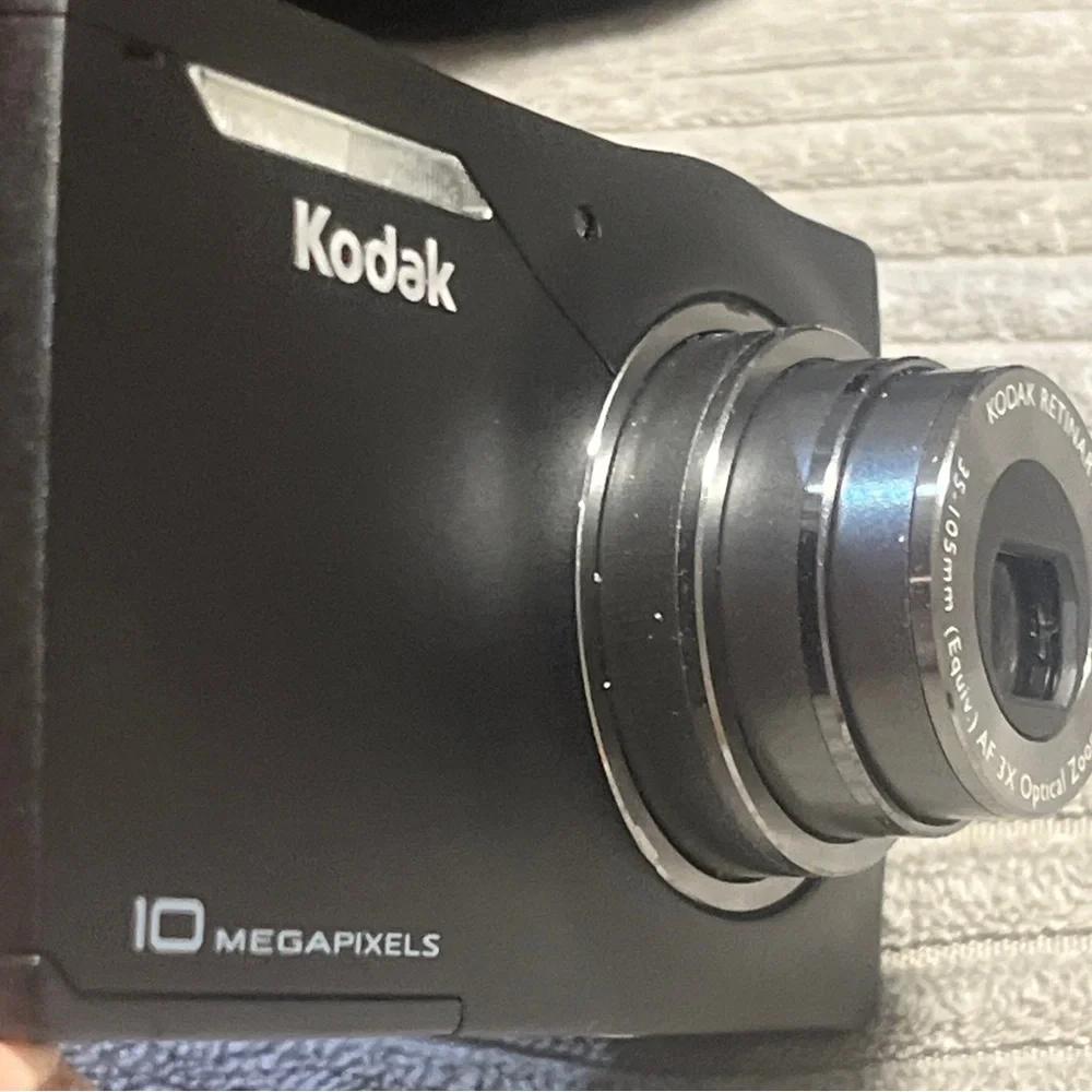 Kodak Black Digital Camera with Kastar Battery Charger - Picture 12 of 13